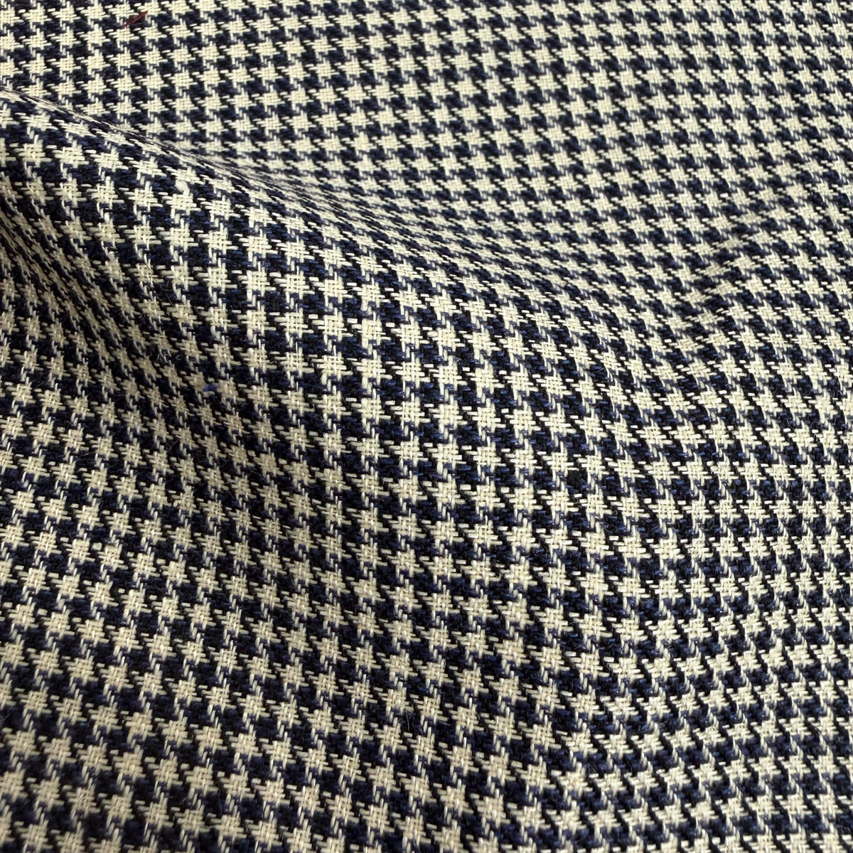SAL335 - NAVY & WHITE HOUNDSTOOTH 30% WOOL 70% LINEN (240 Grams / 8.5 oz)