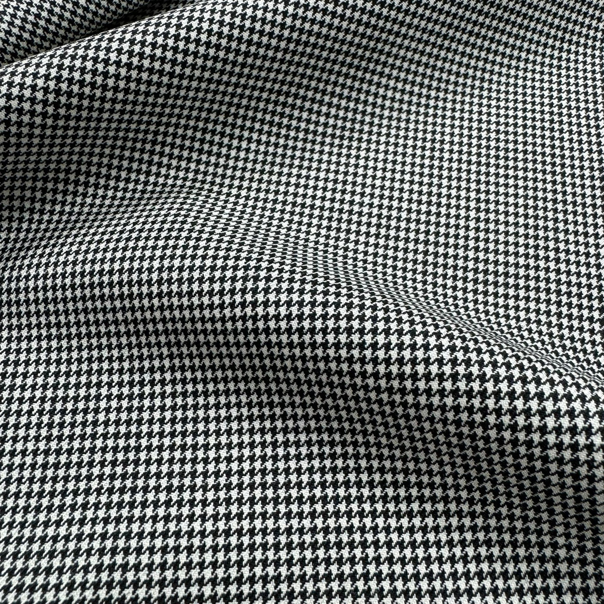 H3748 - Black & White Houndstooth (290 grams / 10 Oz)