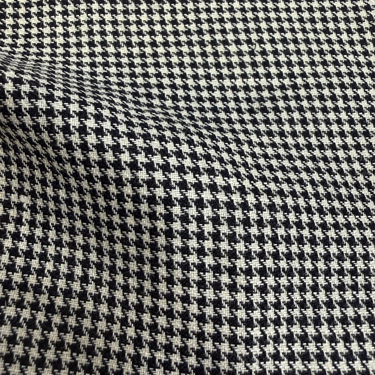 SAL333 - BLACK & WHITE HOUNDSTOOTH 30% WOOL 70% LINEN (240 Grams / 8.5 oz)