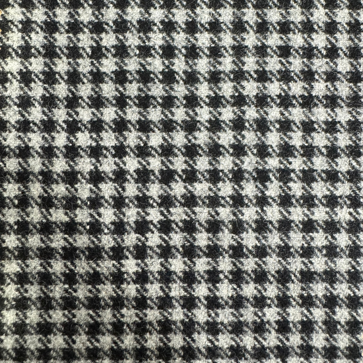 SAL291 - GREY & BLACK HOUNDSTOOTH FLANNEL (360 Grams / 13 oz)